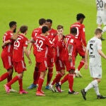 Jugadores del Bayern de Munich celebran un gol ante el Bayer Leverkusen