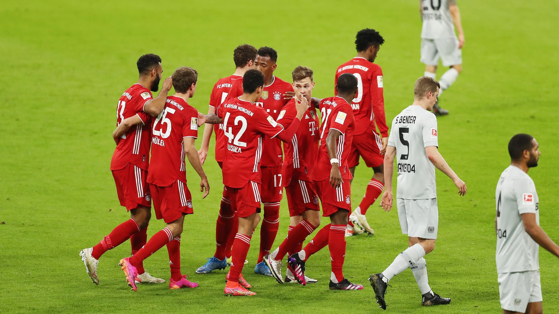 Jugadores del Bayern de Munich celebran un gol ante el Bayer Leverkusen