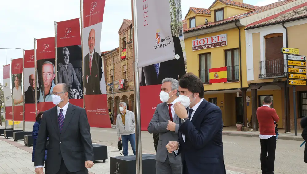El presidente de las Cortes, Luis Fuentes; el delegado del Gobierno, Javier Izquierdo y el consejero de Fomento y Medio Ambiente, Juan Carlos Álvarez Quiñones en la entrega de los Premios Castilla y León 2020