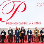El presidente de la Junta de Castilla y León, Alfonso Fernández Mañueco, junto a los Premios Castilla y León 2020