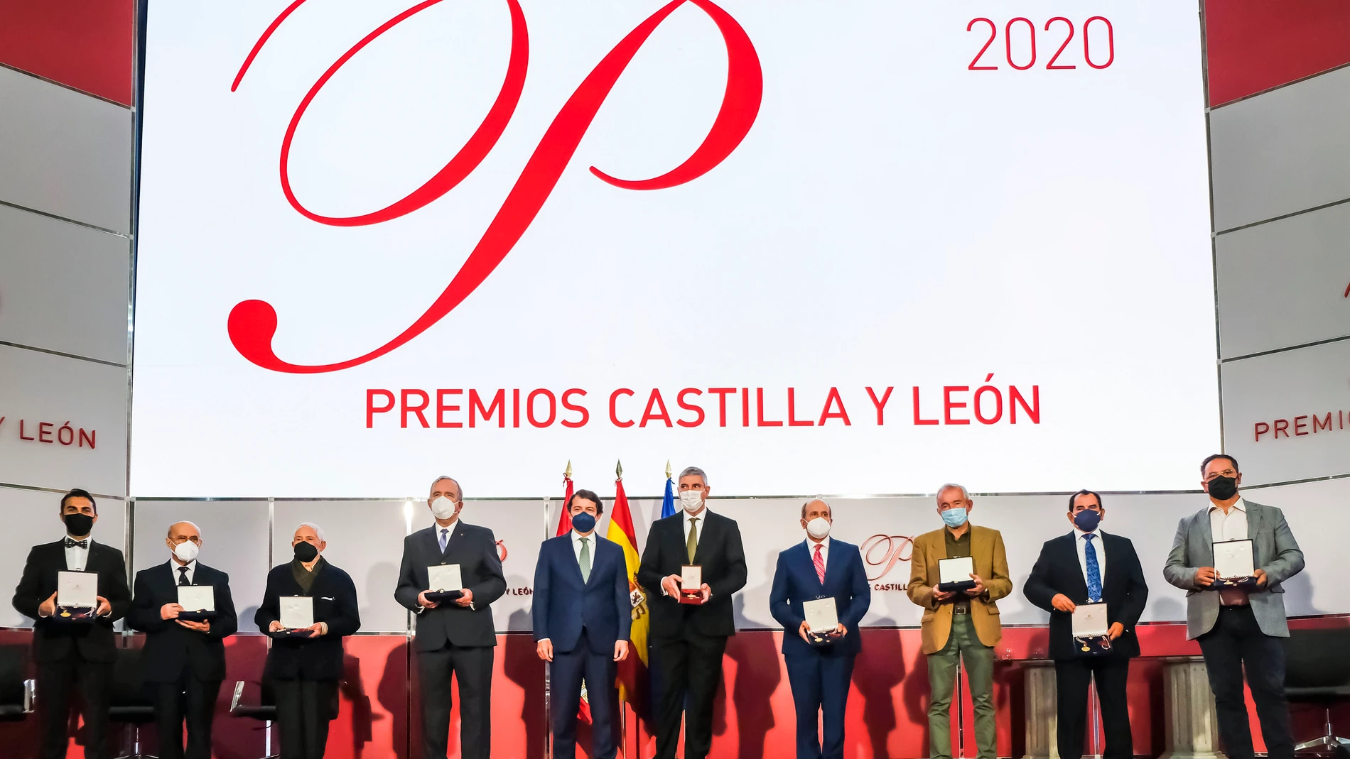 El presidente de la Junta de Castilla y León, Alfonso Fernández Mañueco, junto a los Premios Castilla y León 2020