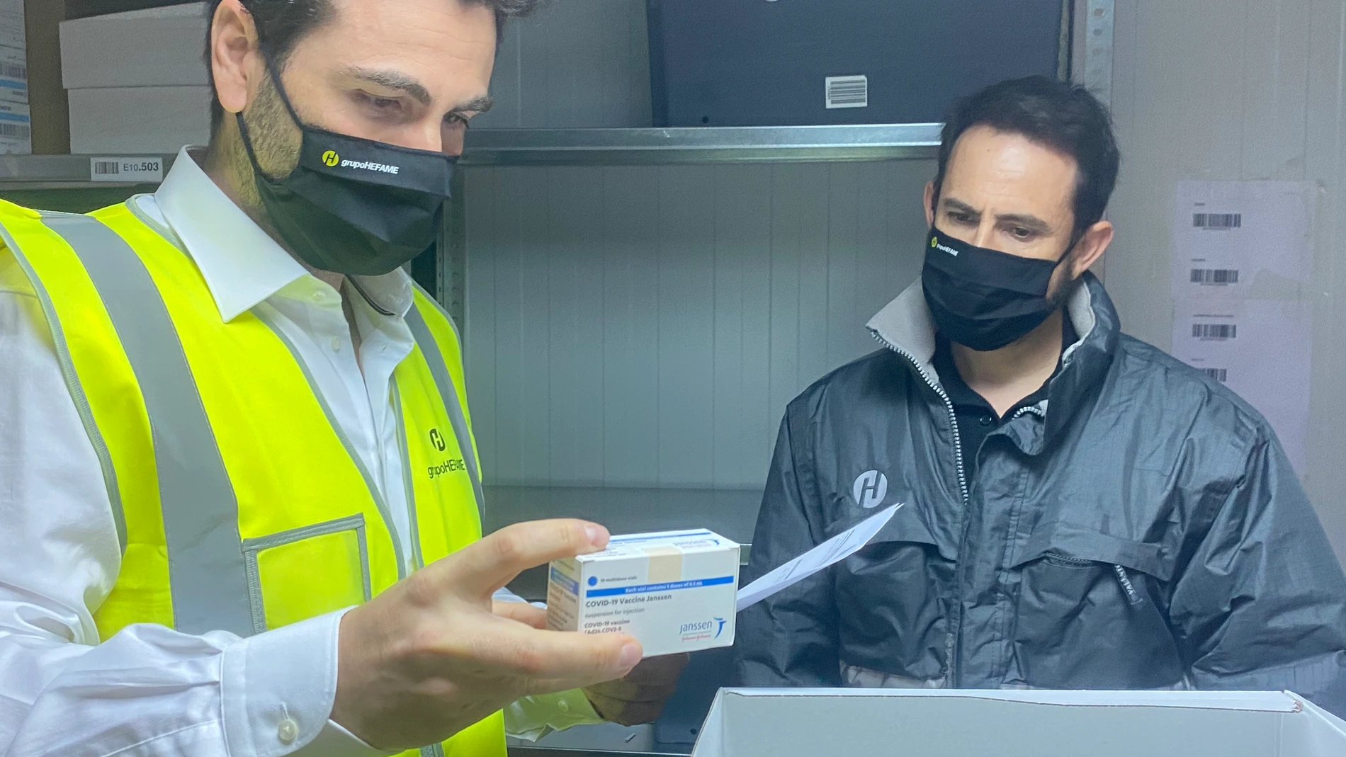 El director de Logística de Hefame, Nacho Satorre, recepciona las vacunas