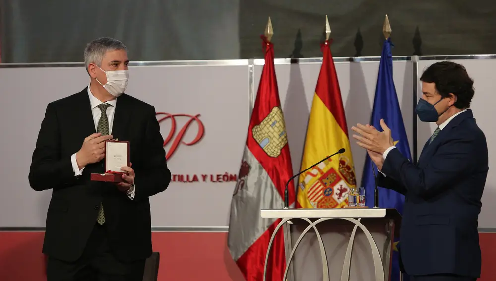 Fernández Mañueco entrega la Medalla de Honor a De los Mozos