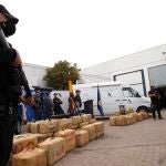 Agentes de la Policía Nacional de la Línea de la Concepción (Cádiz) junto al material incautado en una operación conjunta con la Agencia Tributaria este año
