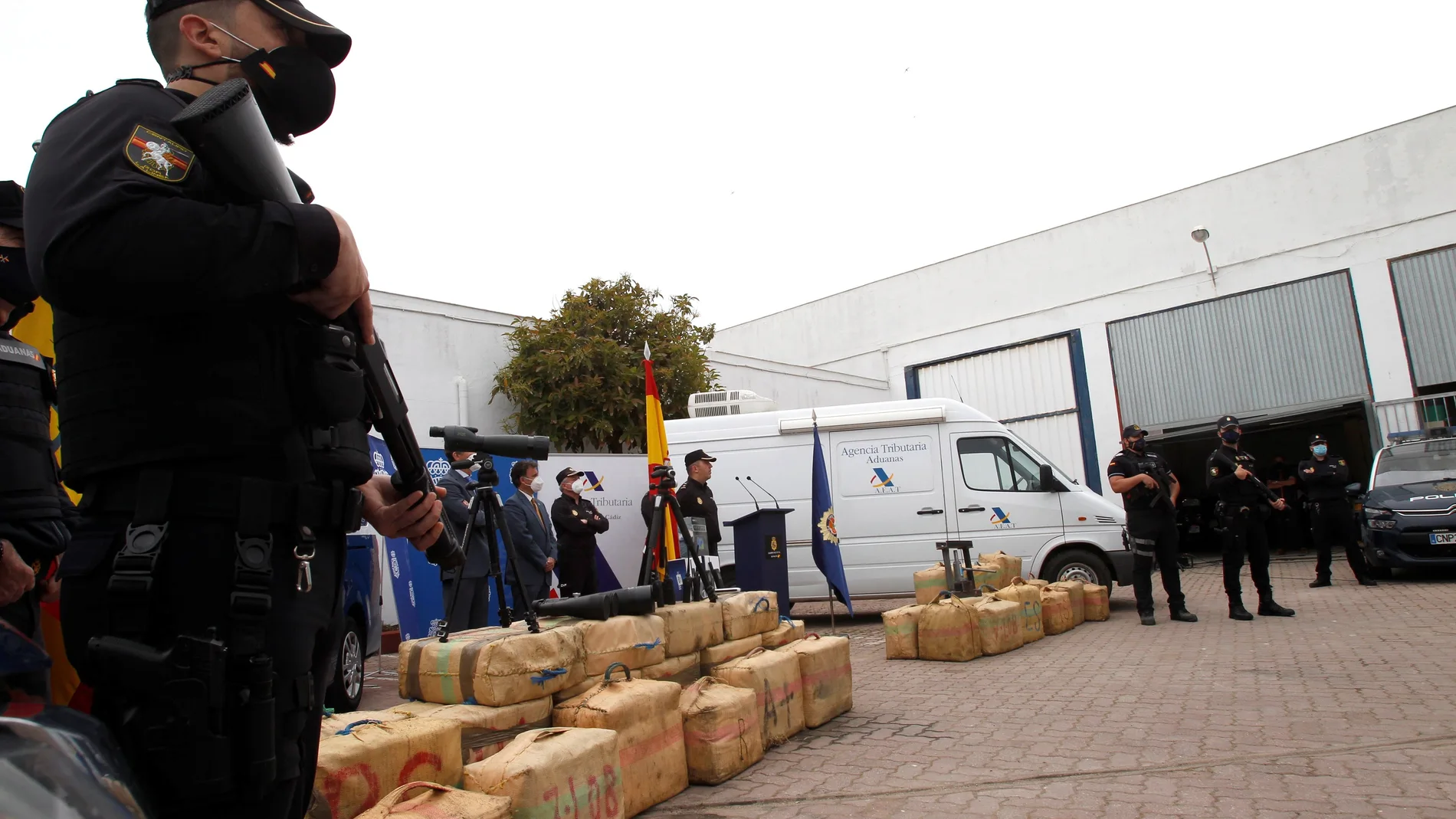 Agentes de la Policía Nacional de la Línea de la Concepción (Cádiz) junto al material incautado en una operación conjunta con la Agencia Tributaria este año