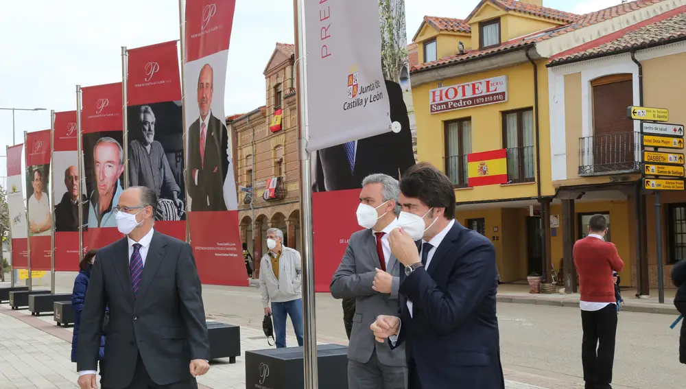 Luis FUentes, Javier Izquierdo y Juan Carlos Suárez-Quiñones momentos antes de empezar el acto