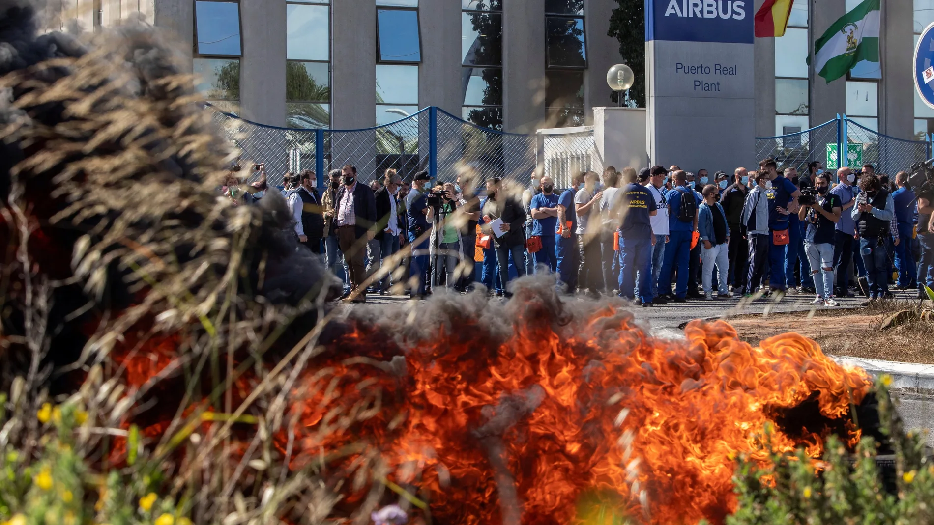 La plantilla de Airbus Puerto Real (Cádiz) se ha concentrado, de nuevo, esta mañana en la puerta de la factoría donde han sido informados por el comité de empresa de que la multinacional no ha planteado en su reunión de hoy el cierre