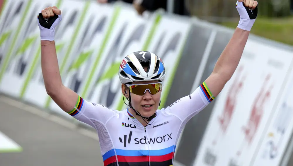 Netherland's Anna Van der Breggen, right, crosses the finish line to win the Women's Belgian cycling classic and UCI World Tour race Fleche Wallonne, in Huy, Belgium, Wednesday, April 21, 2021. (AP Photo/Olivier Matthys)