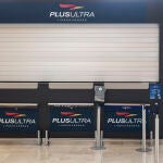 Un mostrador cerrado de la aerolínea Plus Ultra, en el aeropuerto de Madrid