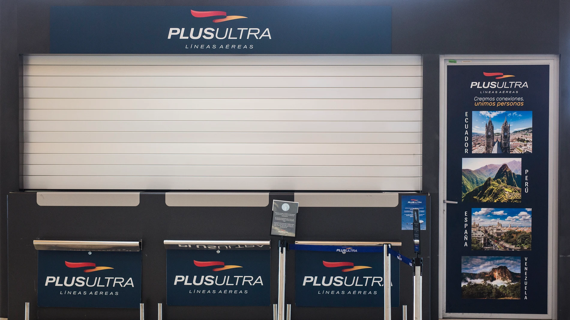 Un mostrador cerrado de la aerolínea Plus Ultra, en el aeropuerto de Madrid