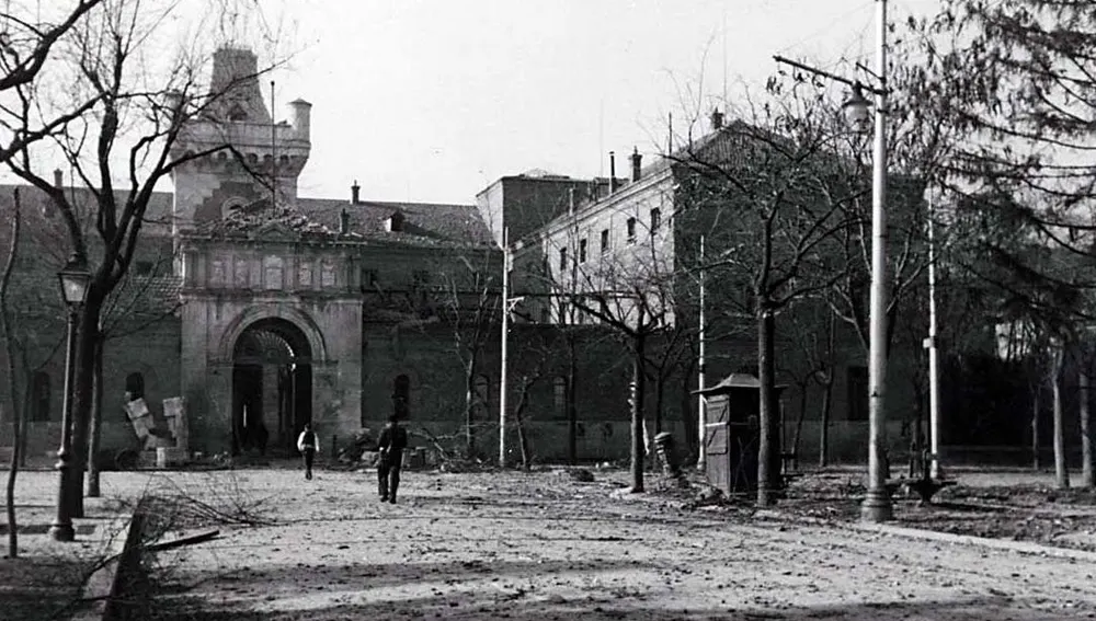 Puerta principal de la Modelo de Madrid al comienzo de la guerra