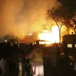 Incendio provocado en el hotel Serena de Quetta por la explosión de un coche bomba.