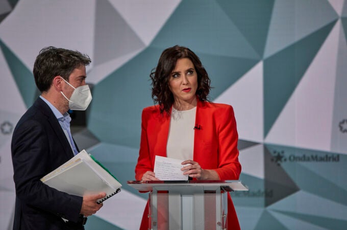 La candidata del PP a la Presidencia de la Comunidad de Madrid, Isabel Díaz Ayuso, minutos antes del comienzo del primer debate electoral previo al 4-M