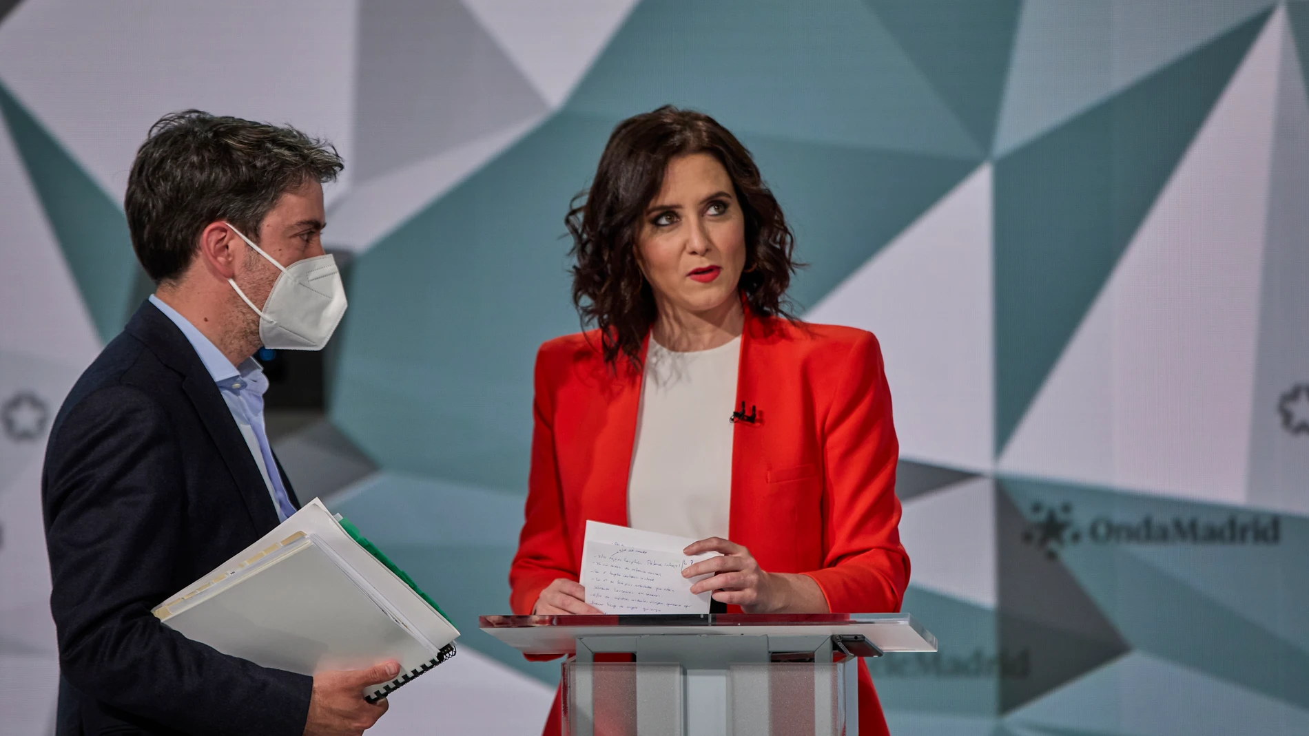 La candidata del PP a la Presidencia de la Comunidad de Madrid, Isabel Díaz Ayuso, minutos antes del comienzo del primer debate electoral previo al 4-M