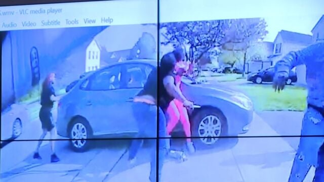 Imagen del video de la cámara corporal de la policía que muestra a una adolescente, en primer plano, que parece empuñar un cuchillo durante un altercado antes de ser abatida