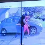 Imagen del video de la cámara corporal de la policía que muestra a una adolescente, en primer plano, que parece empuñar un cuchillo durante un altercado antes de ser abatida
