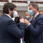 El presidente de Murcia, Fernando López Miras (i), saluda al consejero de Presidencia, Turismo y Deportes, Marcos Ortuño (d)