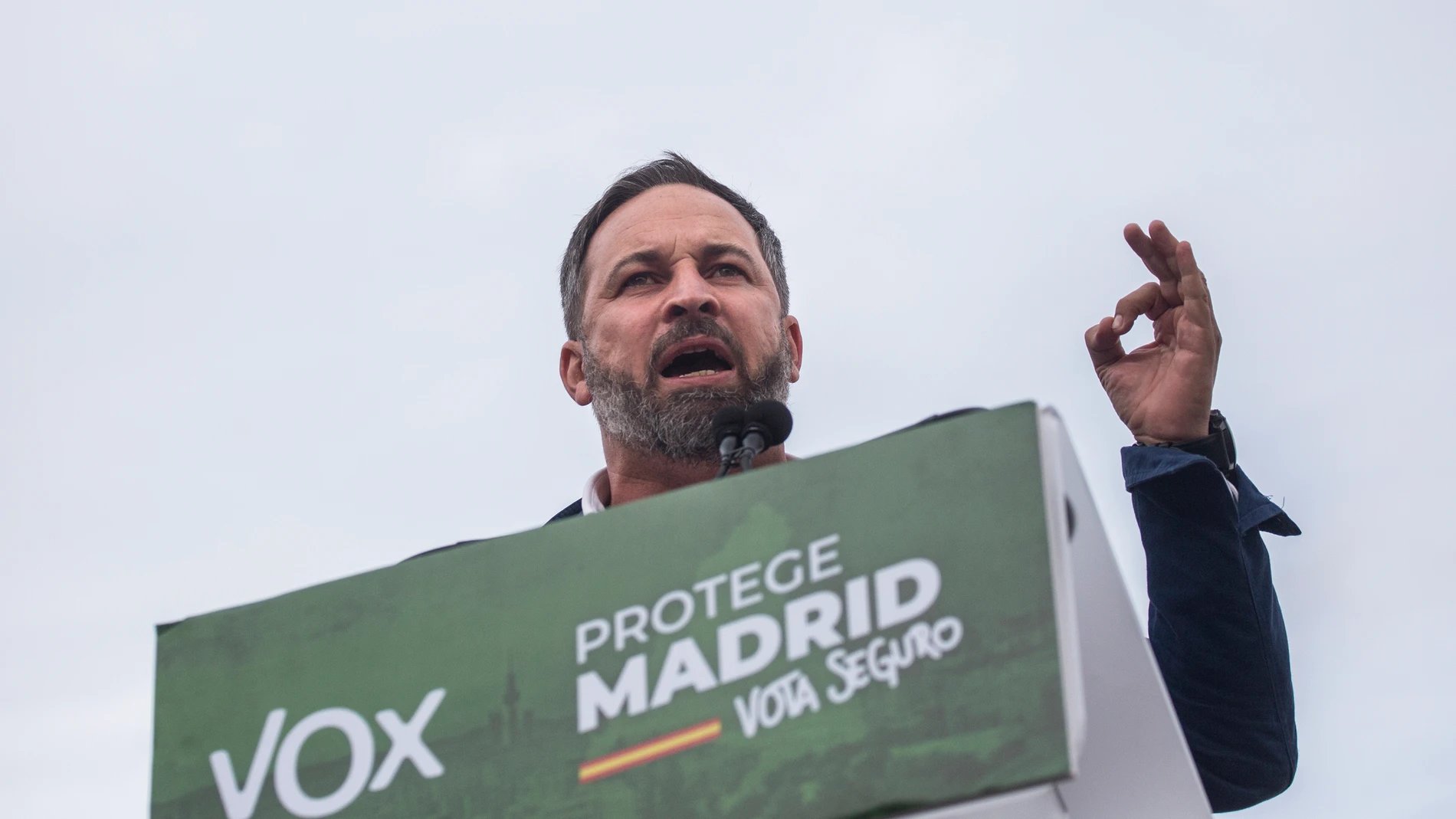 El presidente de Vox, Santiago Abascal, interviene durante un mitin del partido en Navalcarnero