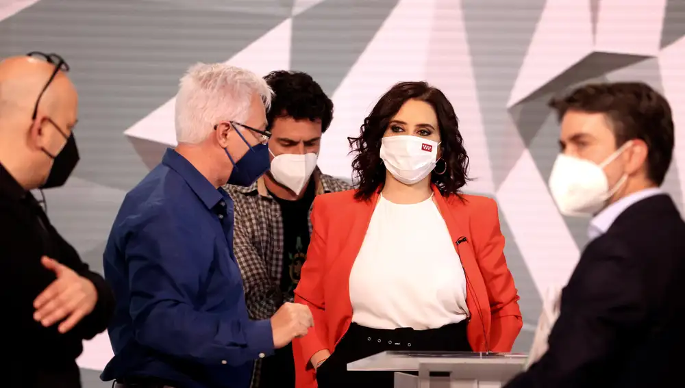 La candidata a la presidencia de la Comunidad de Madrid por el PP, Isabel Díaz Ayuso, recibe instrucciones antes de comenzar el debate