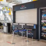 Un stand de la aerolínea Plus Ultra, en el aeropuerto de Madrid-Barajas Adolfo Suárez