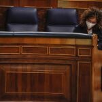 La ministra de Hacienda, María Jesús Montero, toma notas mientras escucha una pregunta de la oposición durante la sesión de control al Gobierno en el Congreso de los Diputados