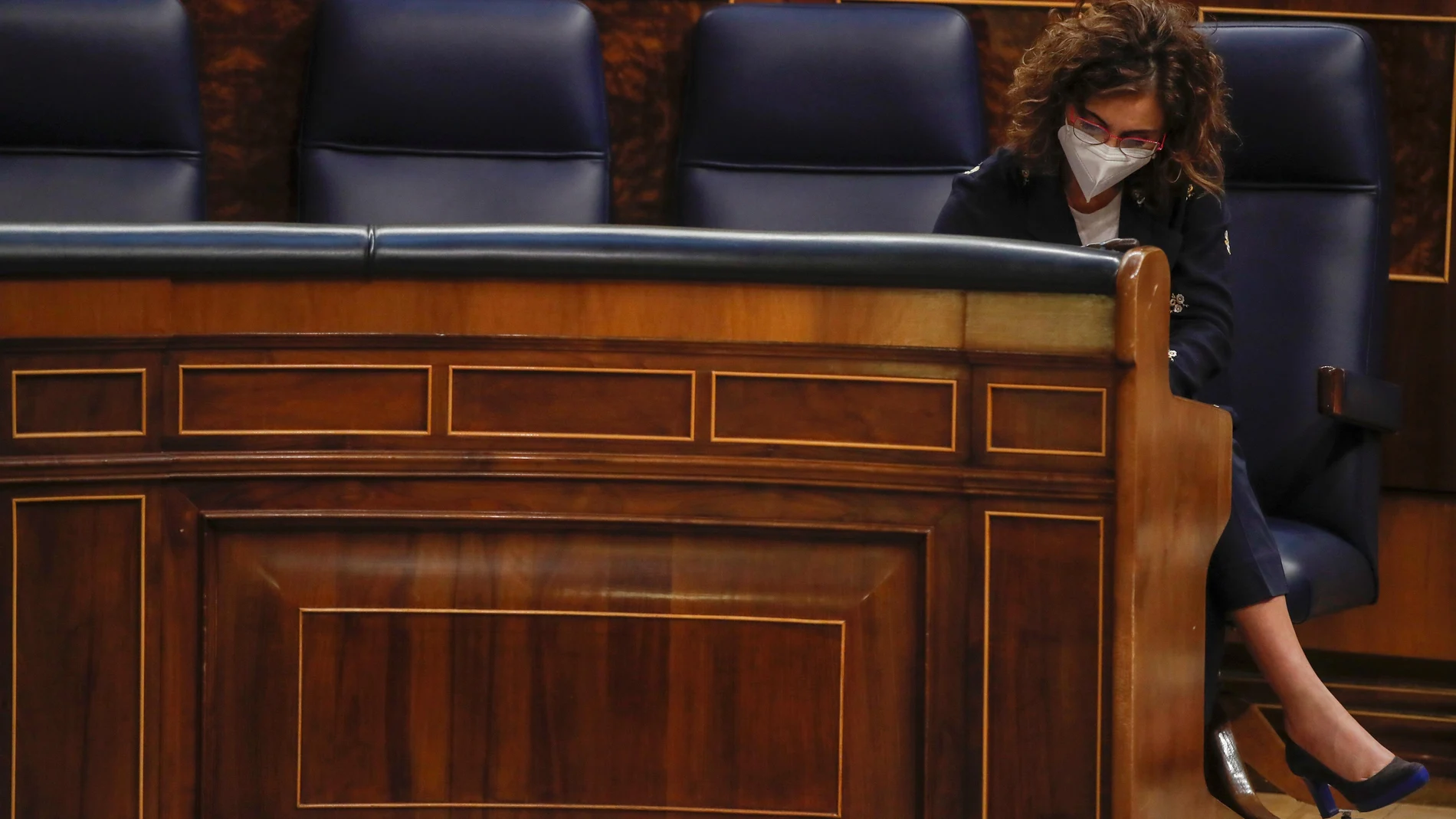 La ministra de Hacienda, María Jesús Montero, toma notas mientras escucha una pregunta de la oposición durante la sesión de control al Gobierno en el Congreso de los Diputados