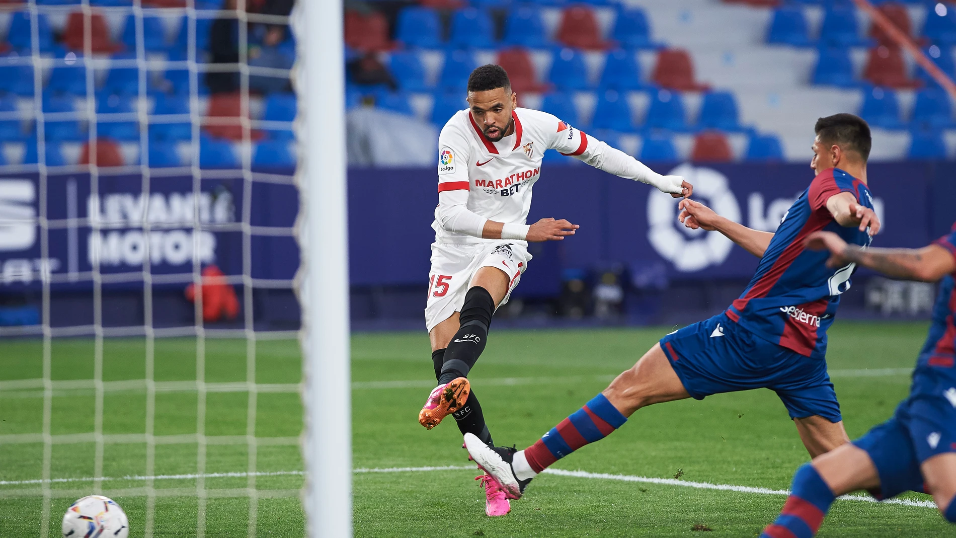 Un gol de Youssef En-Nesyri mantiene al Sevilla en la carrera por LaLiga.