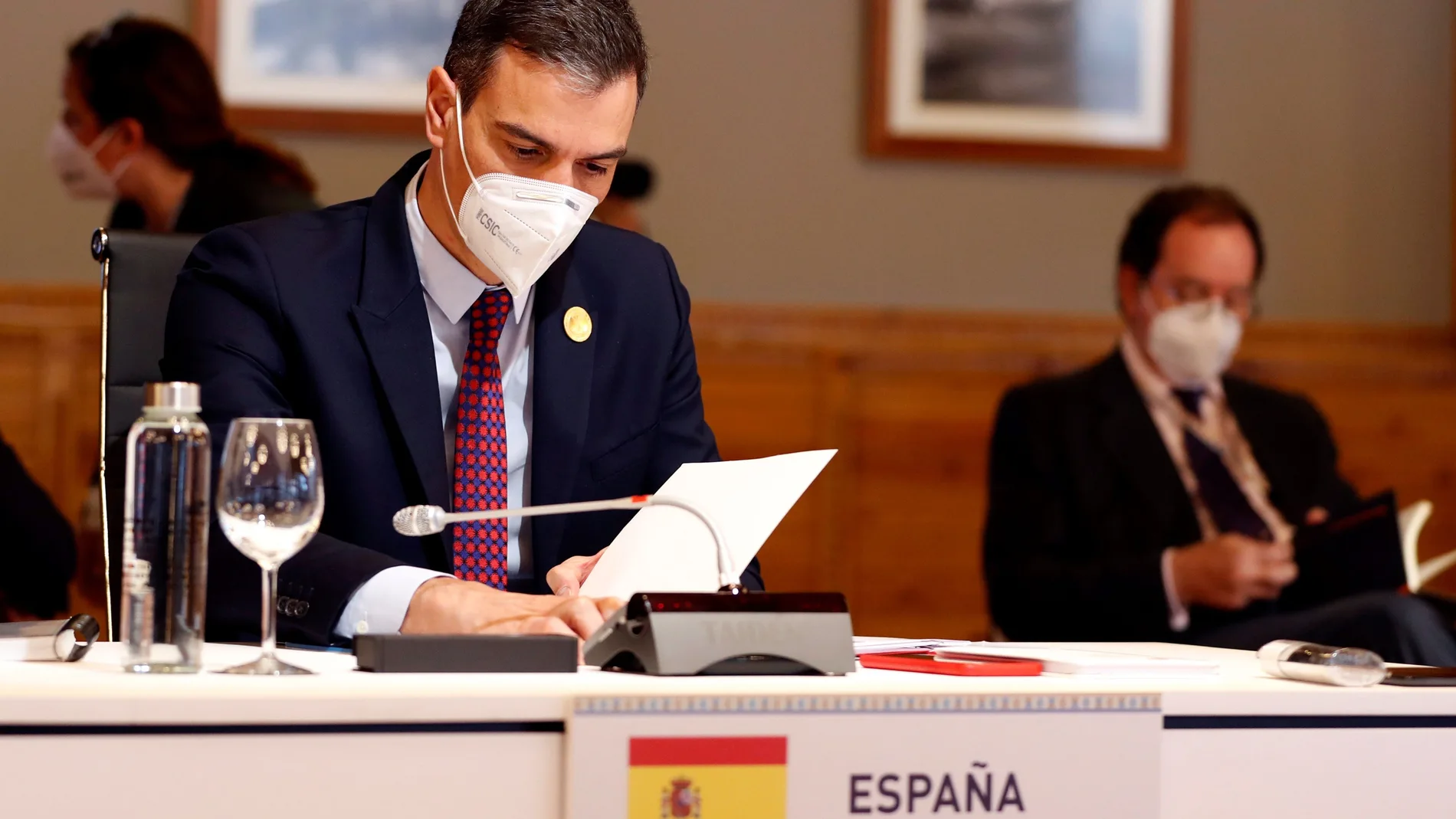 ¿Por que tenemos al máximo responsable, el Presidente del gobierno, que opta por una actitud tan irresponsable, tan poco sería, tan desleal, tan reprochable, tan inmoral, tan poco ética, tan miope, tan soberbia, tan poco educada, pero también tan malignamente infantil, y tan diabólica?