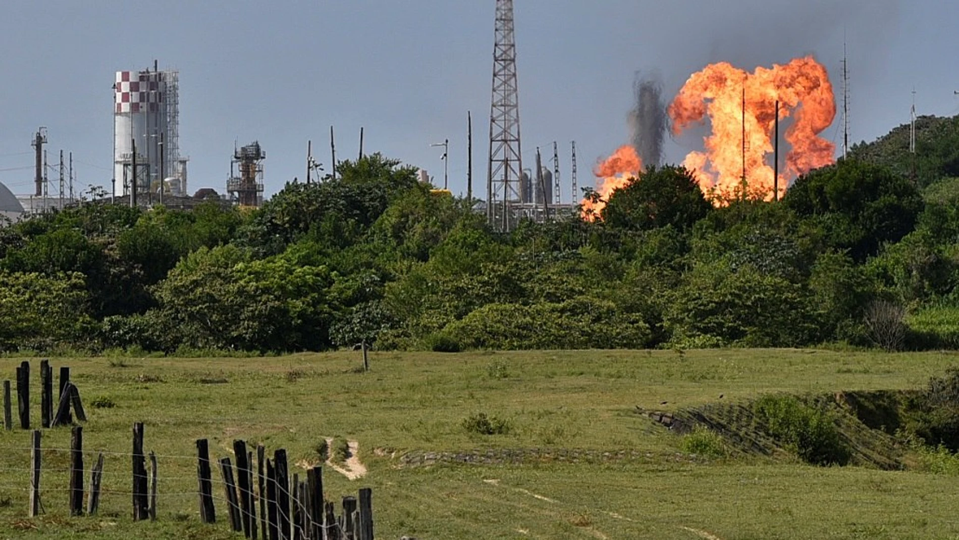 Fotografía de una explosión, en una línea de gas de Petróleos Mexicanos (PEMEX)
