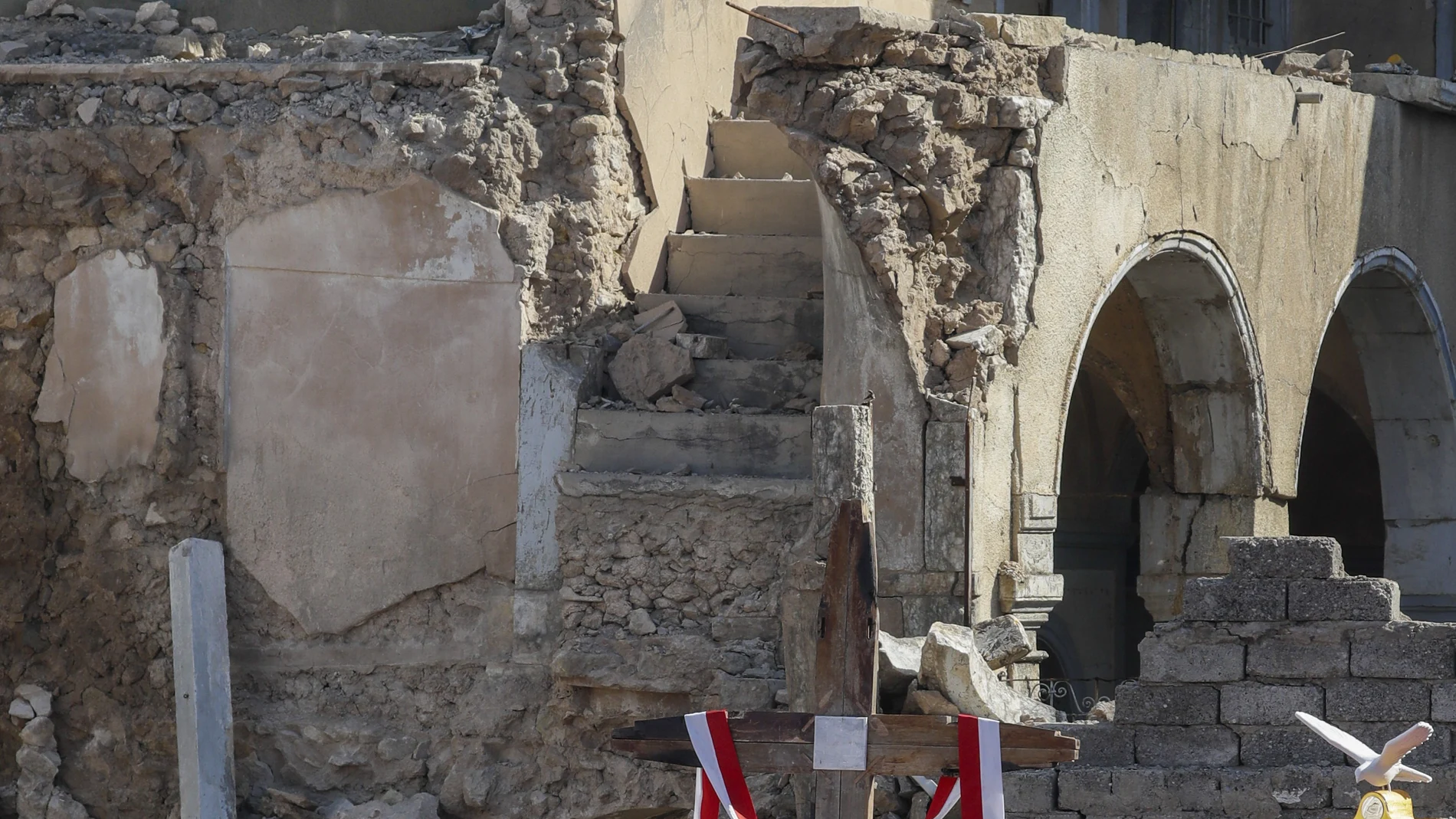 El Papa reza entre las ruinas de una iglesia derruida durante su pasado viaje a Irak