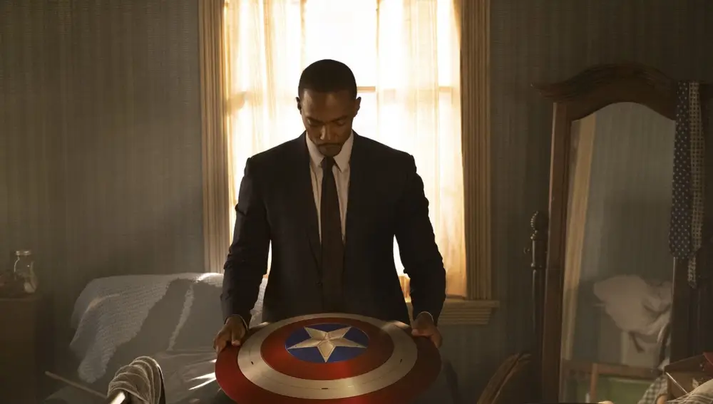 Anthony Mackie, Falcon en la serie, es realmente el protagonista de una ficción que indaga en el peso moral y social del escudo del Capitán América