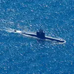 Fotografía aérea muestra al submarino de la Armada de Indonesia KRI Alugoro buscando al KRI Nanggala desaparecido