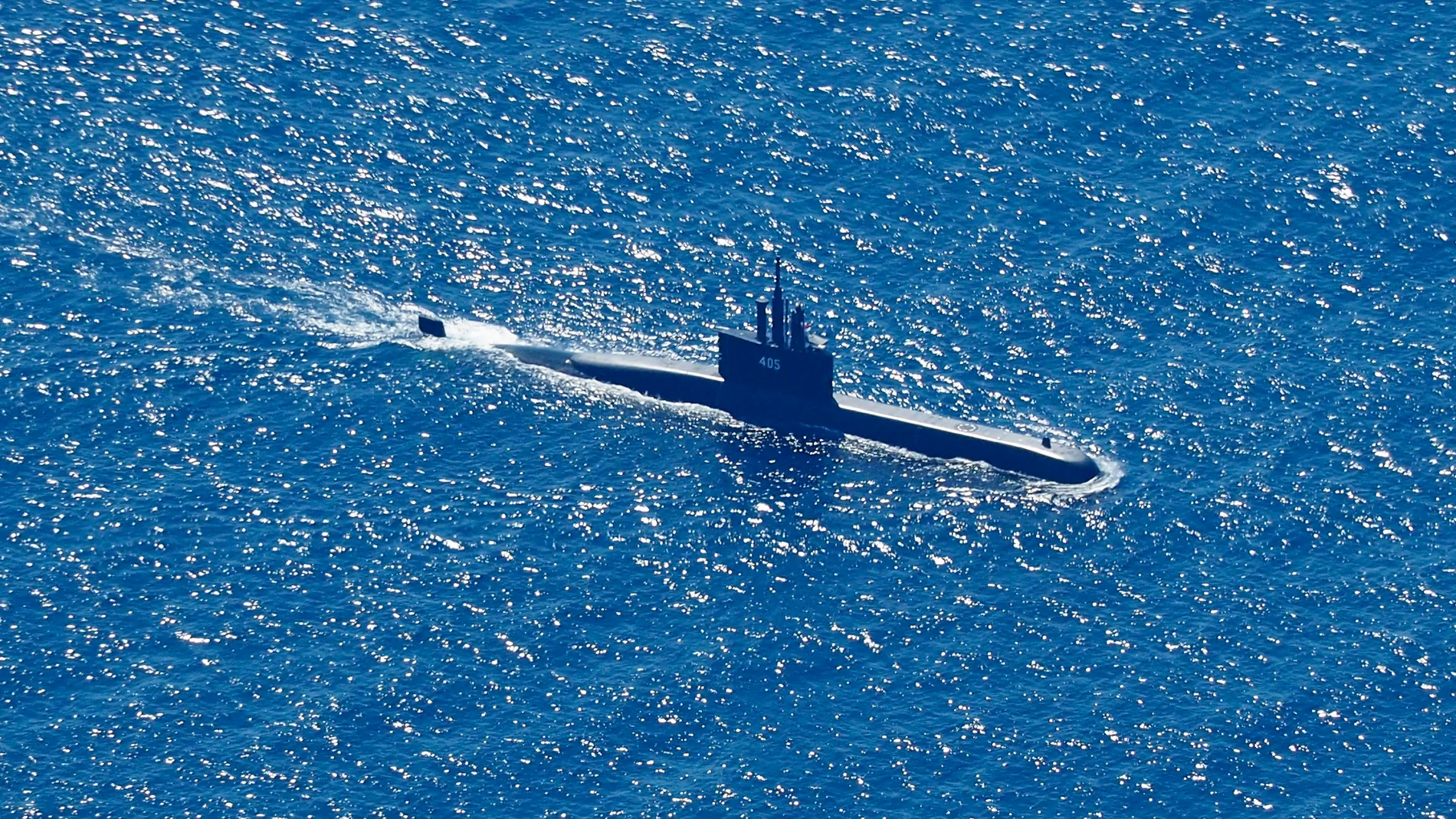 Fotografía aérea muestra al submarino de la Armada de Indonesia KRI Alugoro buscando al KRI Nanggala desaparecido