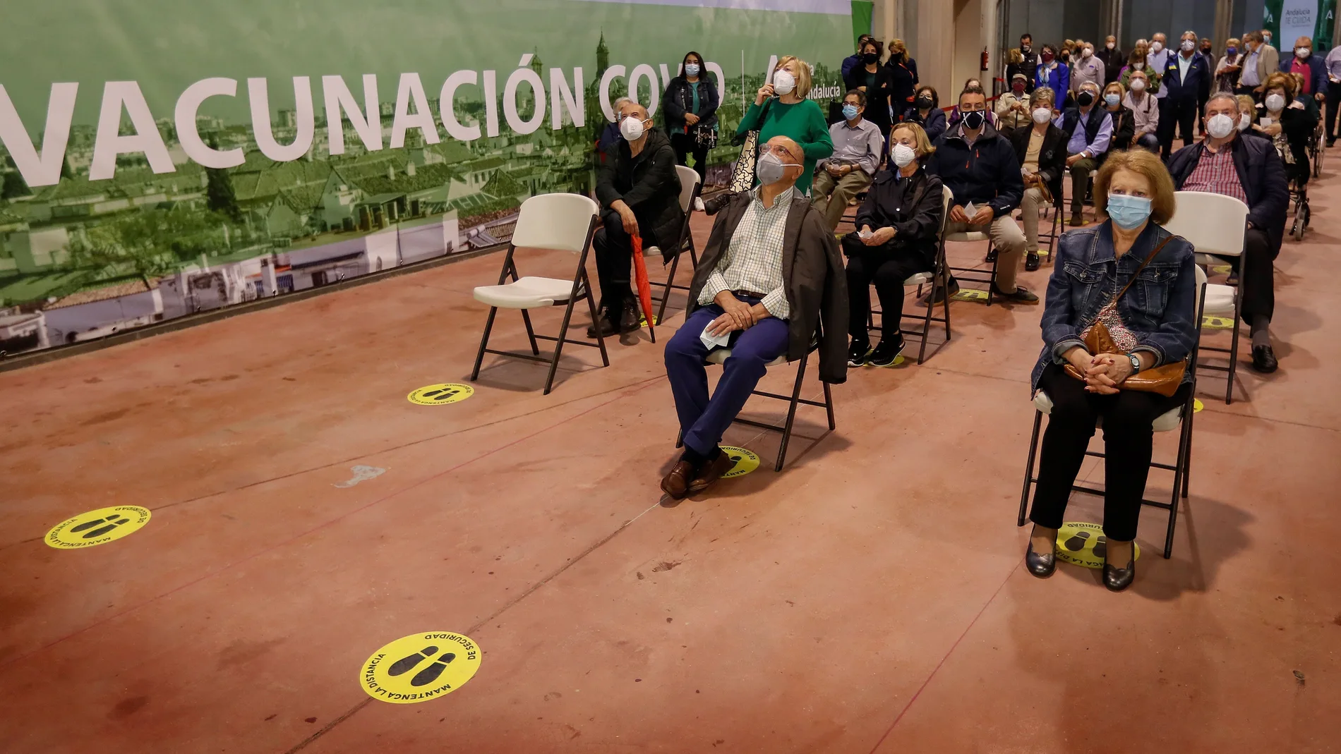 Algunas de las personas que esperan su turno para ser vacunadas en el estadio de la Cartuja de Sevilla que ha comenzado este jueves a funcionar como centro de vacunación masiva frente a al Covid