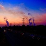 MEX070. TULA (MÉXICO), 22/04/2021.- Vista hoy de la termoeléctrica de Tula, en el estado de Hidalgo (México). Greenpeace México voló este jueves, Día de la Tierra, un globo aerostático con el mensaje "exceso de contaminación" ante la central termoeléctrica de Tula, a una hora de la capital mexicana y que, aseguraron, produce en torno a 16.000 muertes prematuras cada año. "Esta es una central que utiliza combustóleo, lo que produce emisiones muy grandes de dióxido de azufre, de carbono negro y de material particulado PM2,5, que tienen implicaciones muy graves para la salud y el medioambiente", dijo a Efe el especialista en energía de Greenpeace, Pablo Ramírez. EFE/Carlos Ramírez