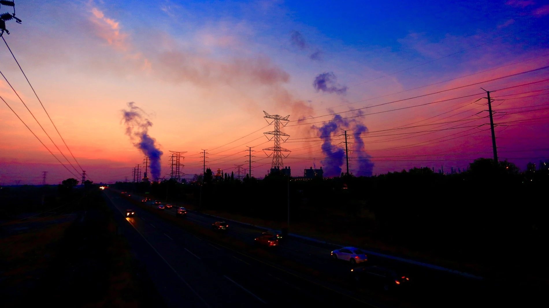 MEX070. TULA (MÉXICO), 22/04/2021.- Vista hoy de la termoeléctrica de Tula, en el estado de Hidalgo (México). Greenpeace México voló este jueves, Día de la Tierra, un globo aerostático con el mensaje "exceso de contaminación" ante la central termoeléctrica de Tula, a una hora de la capital mexicana y que, aseguraron, produce en torno a 16.000 muertes prematuras cada año. "Esta es una central que utiliza combustóleo, lo que produce emisiones muy grandes de dióxido de azufre, de carbono negro y de material particulado PM2,5, que tienen implicaciones muy graves para la salud y el medioambiente", dijo a Efe el especialista en energía de Greenpeace, Pablo Ramírez. EFE/Carlos Ramírez
