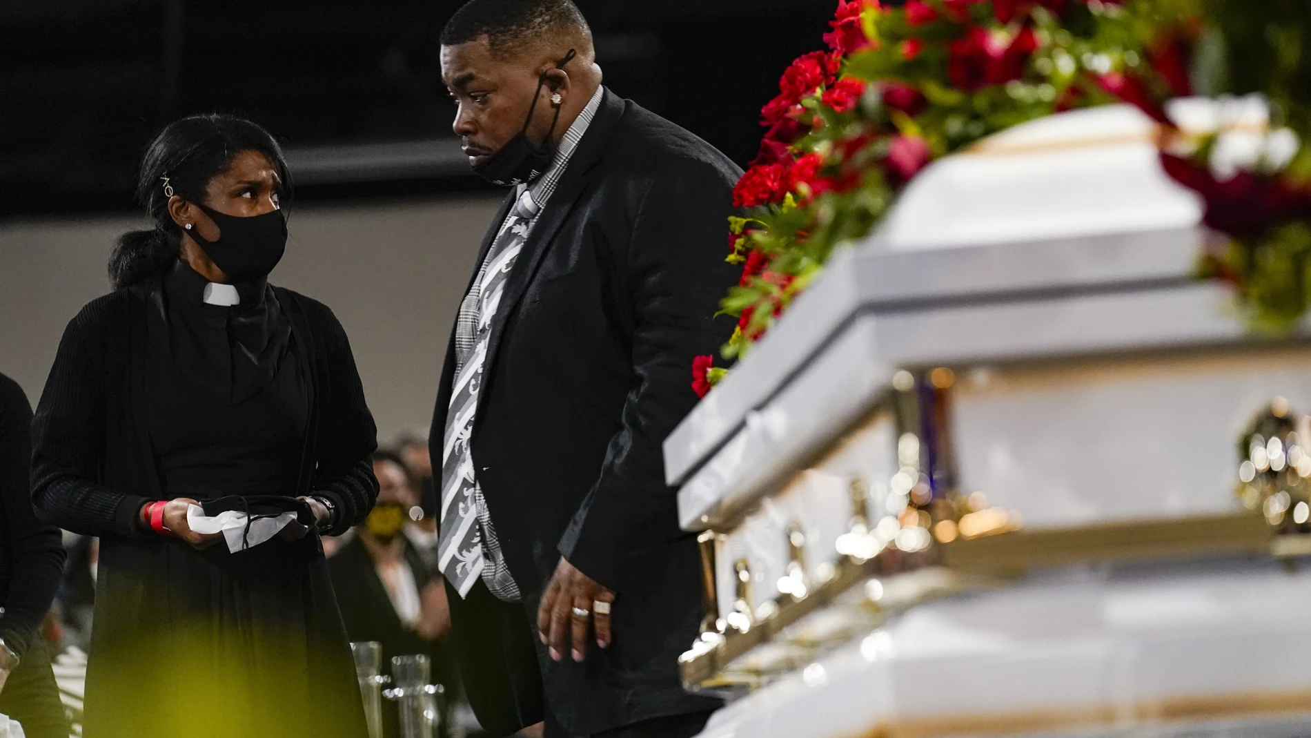 Aubrey, el padre de Daunte Wright, pasa junto al ataúd de su hijo mientras abandona el lugar durante el funeral en Mineápolis