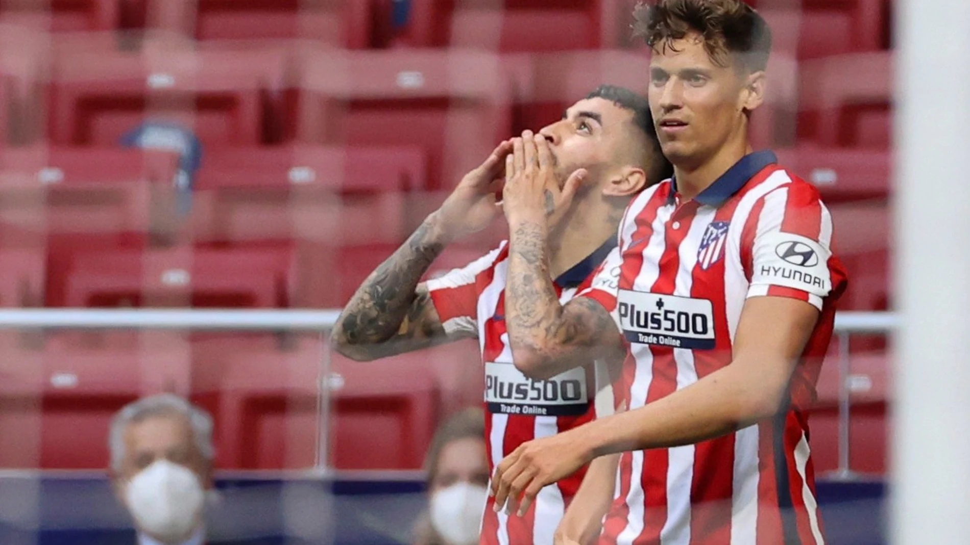 Correa celebra su gol junto a Marcos Llorente