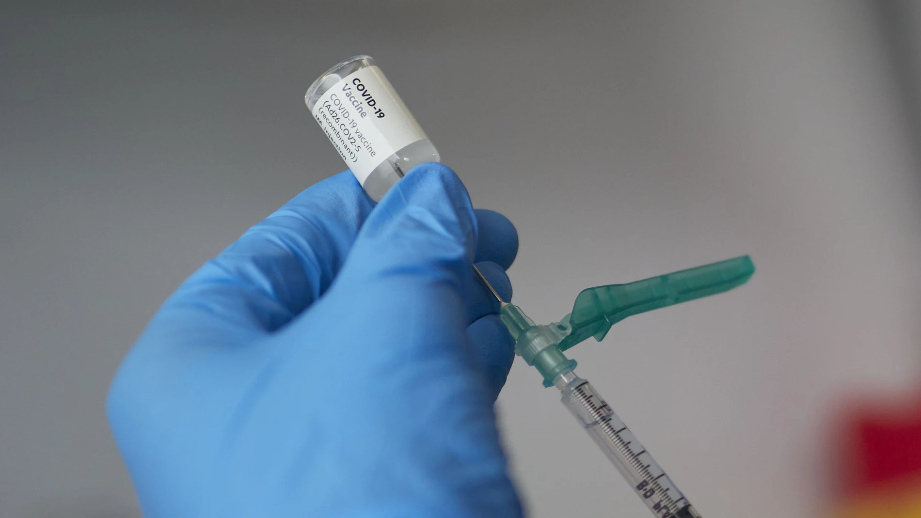 Una profesional sanitaria sostiene un vial con la vacuna de Janssen contra el Covid-19 en Pamplona, Navarra.