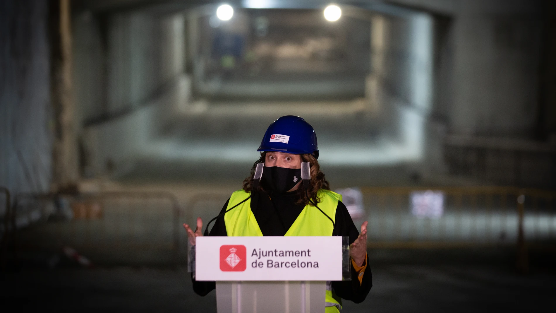 La teniente alcalde de Barcelona, Janet Sanz interviene durante su visita a las obras del túnel vial de Glòries el pasado abril