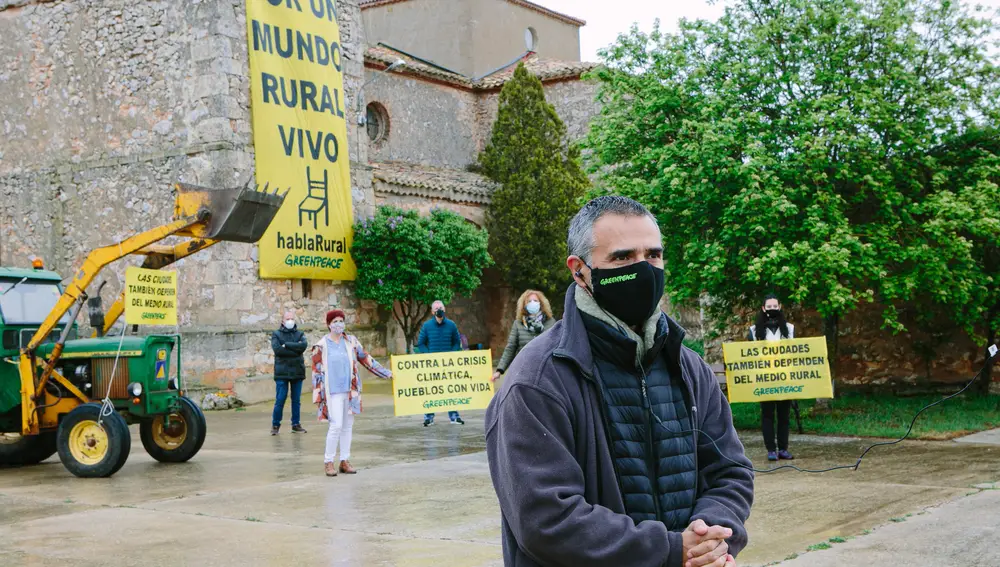 Greenpeace analiza la situación medioambiental de la España vaciada desde la localidad de Castejon del Campo. En la imagen el portavoz de Greenpeace, Julio Barea