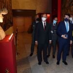 El presidente de la Junta de Castilla y León, Alfonso Fernández Mañueco, asiste a la exposición junto al presidente del parlamento regional, Luis Fuentes, y los consejeros de Cultura de Castilla La Mancha, Rosa Ana Rodriguez (d), y el de Castilla y León, Javier Ortega