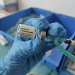 Un profesional sanitario muestra un vial con la vacuna de Janssen contra la Covid-19