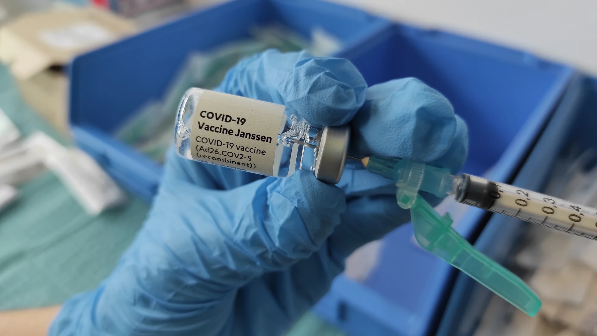 Un profesional sanitario muestra un vial con la vacuna de Janssen contra la Covid-19
