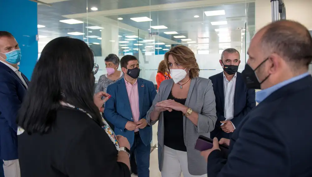 La secretaria general del PSOE andaluz, Susana Díaz, durante la visita realizada a la empresa de Software del Sol en Mengibar (Jaén)