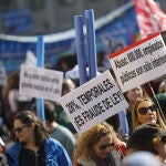 Manifestación de interinos por el centro de Madrid, reivindicando las plazas fijas en sus puestos de trabajo