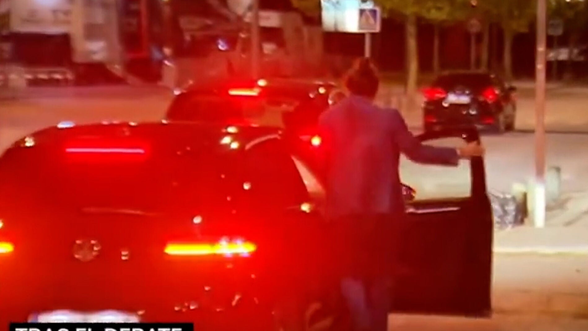 El engaño de Iglesias finge llegar en taxi al debate tras bajarse de un coche con chófer foto
