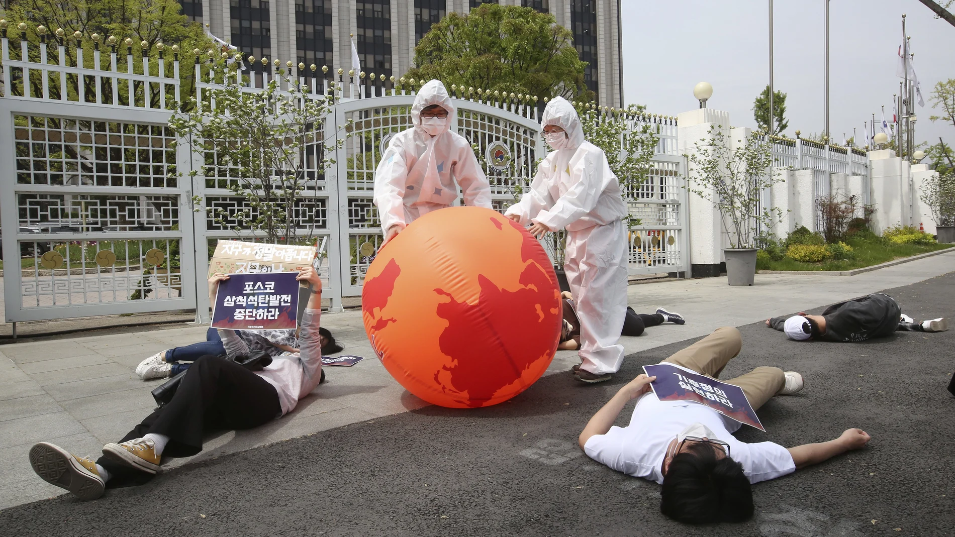 Activistas medioambientales se manifiestan frente a la sede del Gobierno en Seúl (Corea del Sur) durante el Día de la Tierra