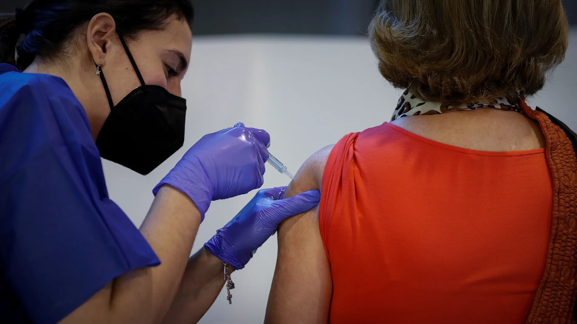 Una sanitaria vacuna a una mujer en Sevilla