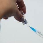 Una enfermera prepara una dosis de la vacuna china Sinovac contra la Covid-19